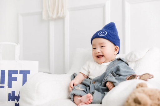 宁波宝宝吃奶蹬腿烦躁扭动